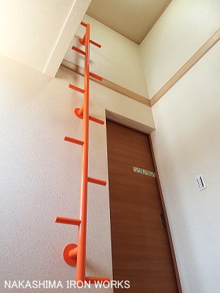 ロフトはしご　オレンジ色のアミダラップ