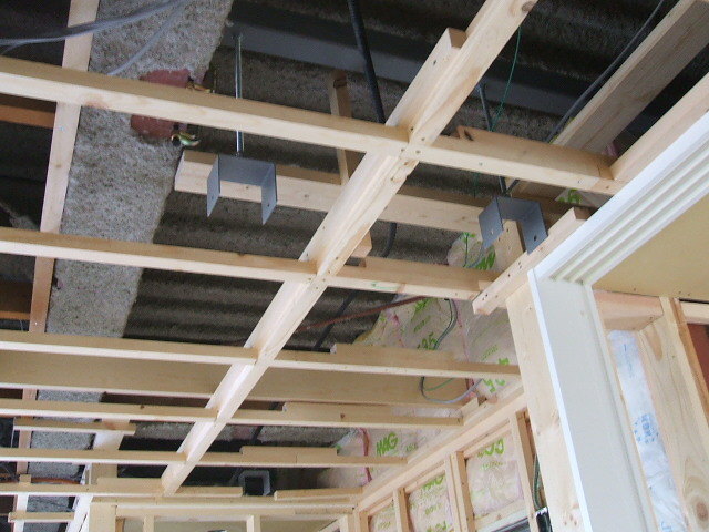 雲梯を取付ける梁を鉄骨で挟み込みボルトで吊る構造