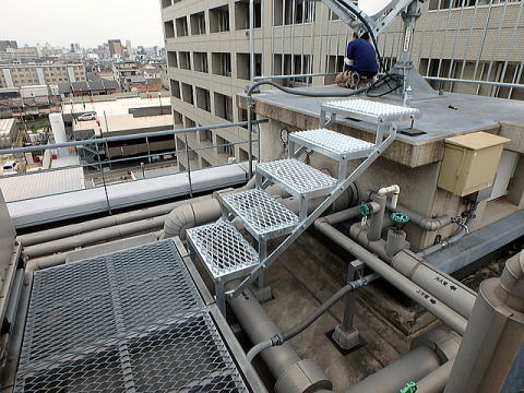 大阪府住吉区　屋上　組立式の鉄骨階段　ドブメッキ