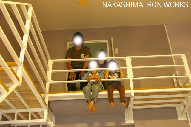 組み立て式の鉄骨階段とご家族の写真