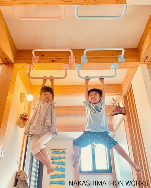 双子の兄妹で楽しむ雲梯