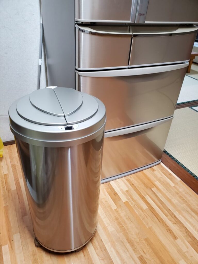 ゴミ箱と冷蔵庫のカラーが一緒