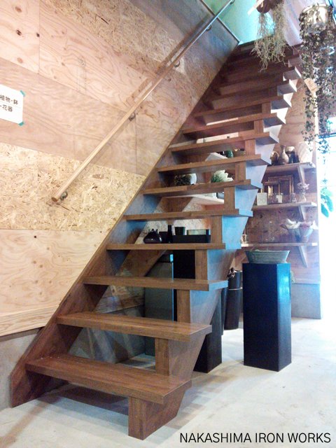 木製の階段と木製の手すり