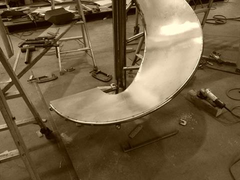 室内螺旋滑り台の製作（底板貼り１）