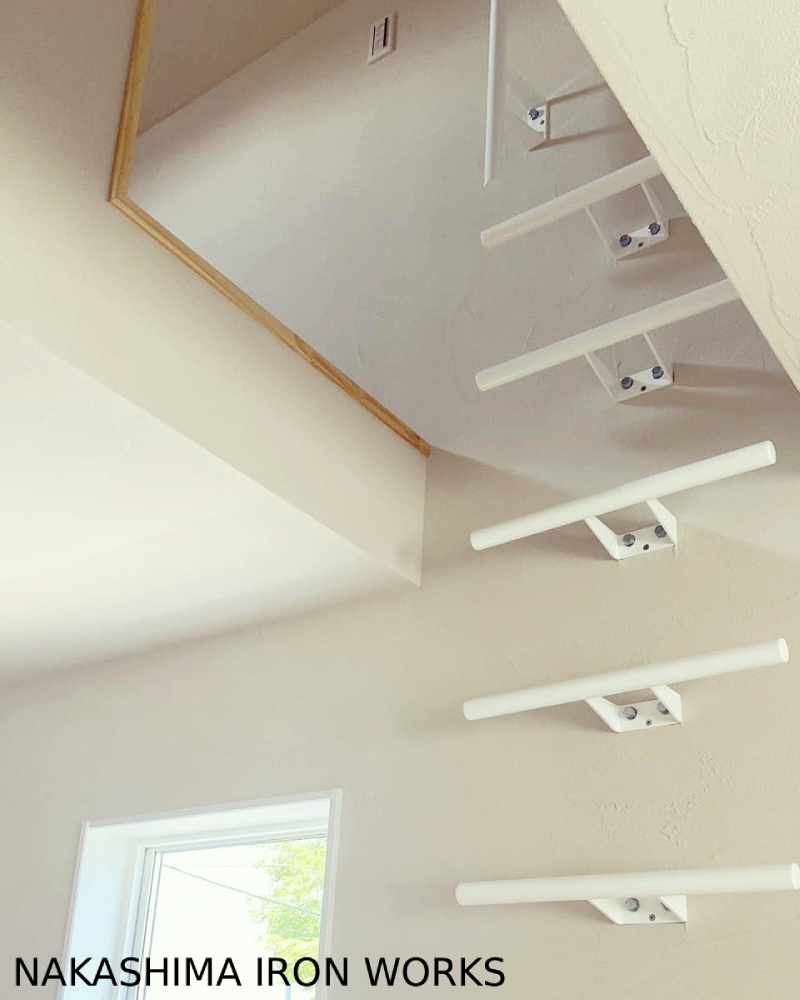 珪藻土の壁に取り付けたエルエルスーパー