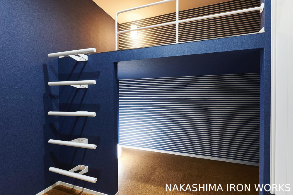 中二階へと続くエルエルスーパー