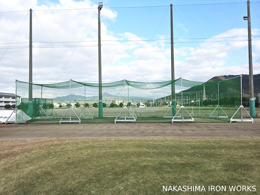 野球グラウンドと鳥かご型バッティングゲージ