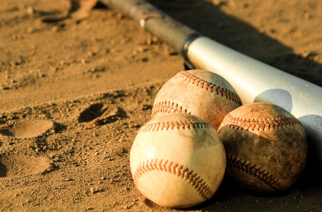 金属バットと硬式野球ボール