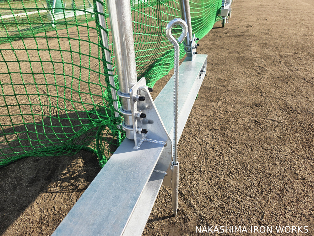 動かないように杭で固定できます。