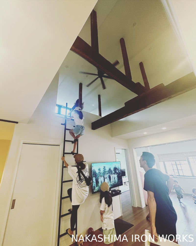 ロフトへ上がるのが楽しくなるハシゴ