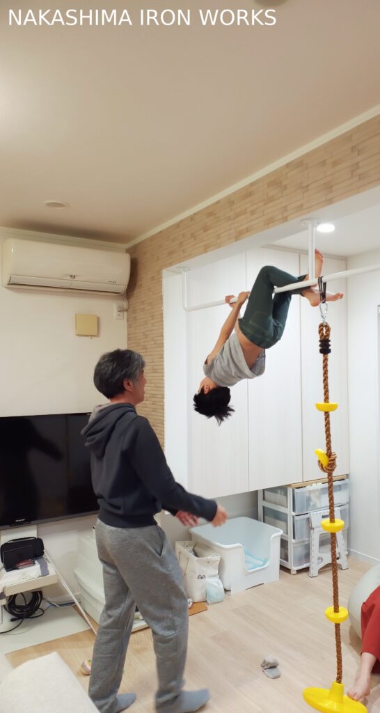 クライミングロープを取り付けた懸垂バー兼物干しバーの施工例（室内カスタム設置）