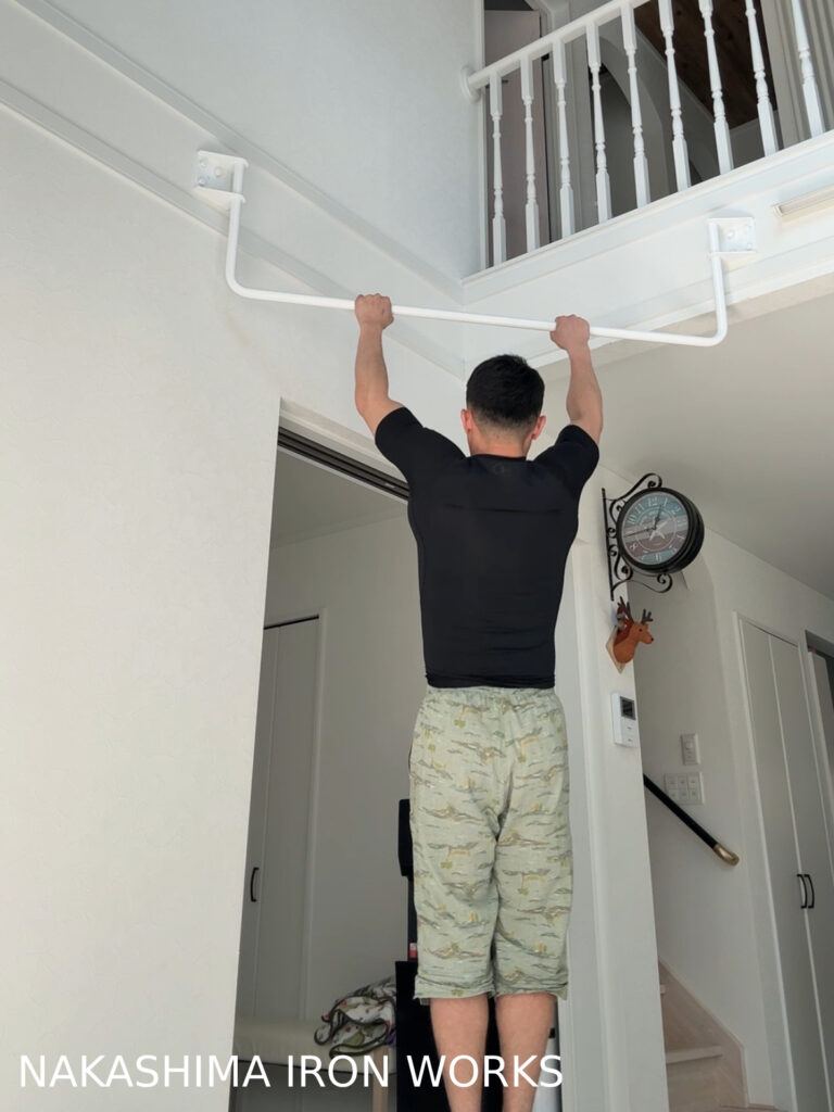 懸垂バーにぶら下がったところ