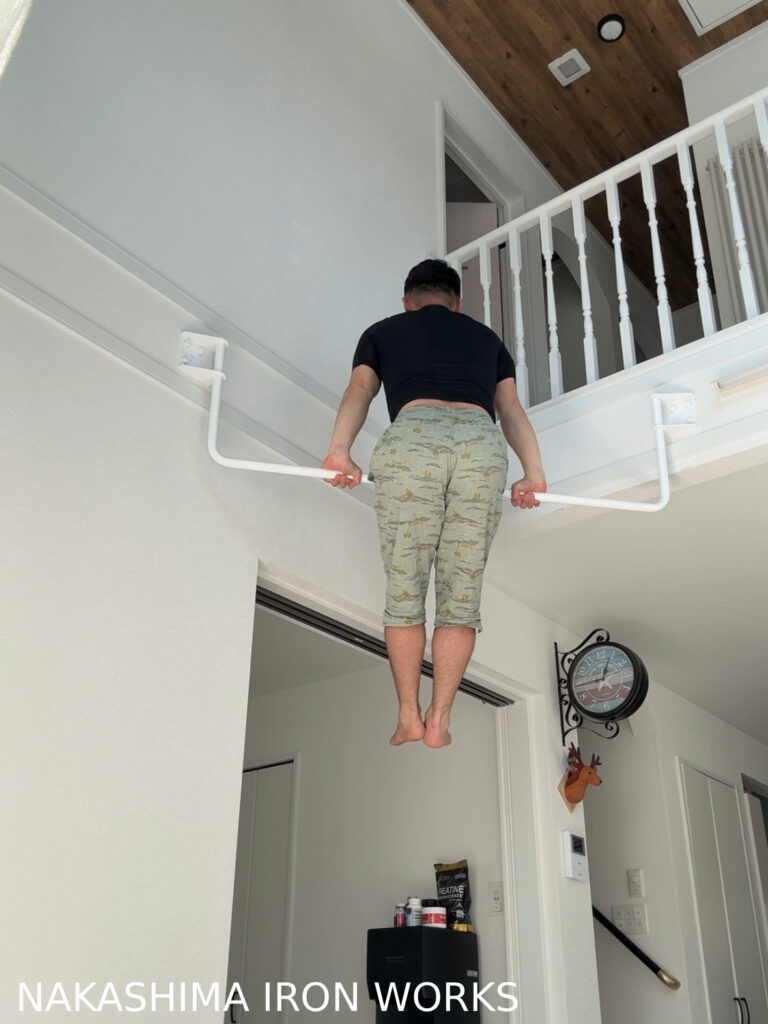 懸垂バーの上に登った写真