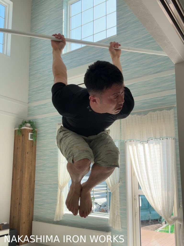 Lシット（L-sit）系トレーニングを行っているところ
