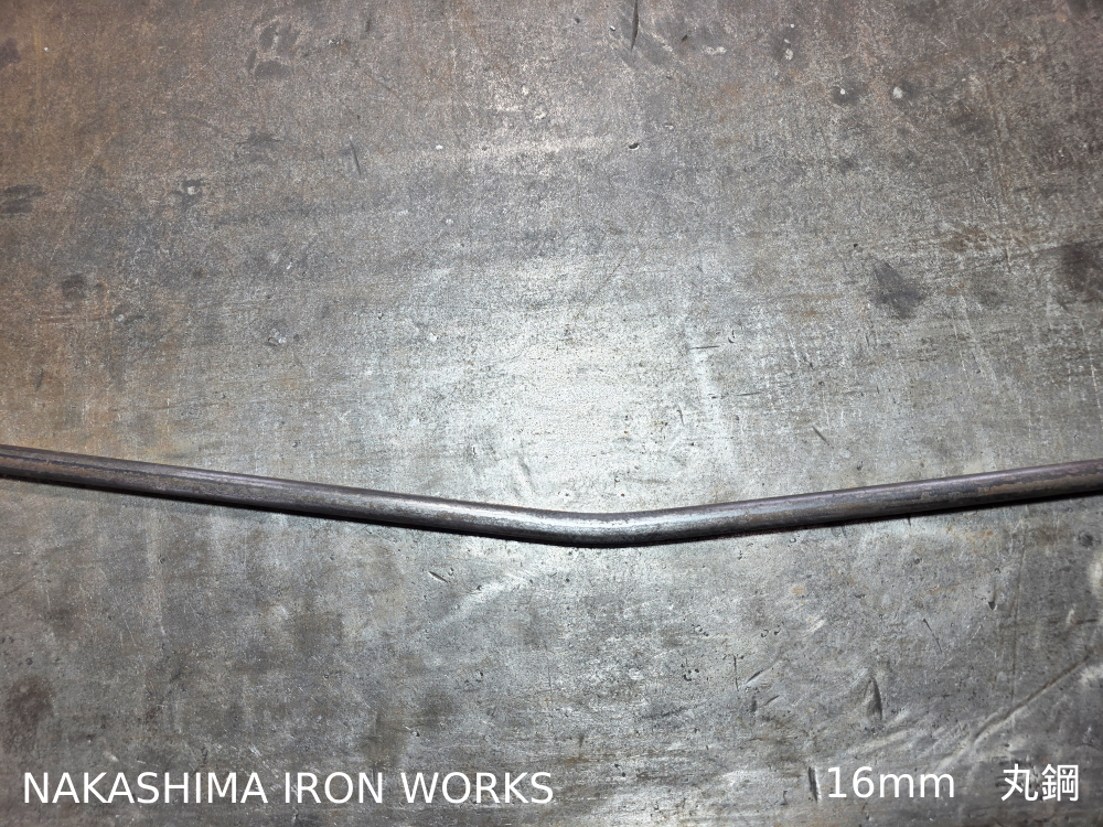 荷重で曲がった懸垂バー・物干しバーの例（耐荷重不足）