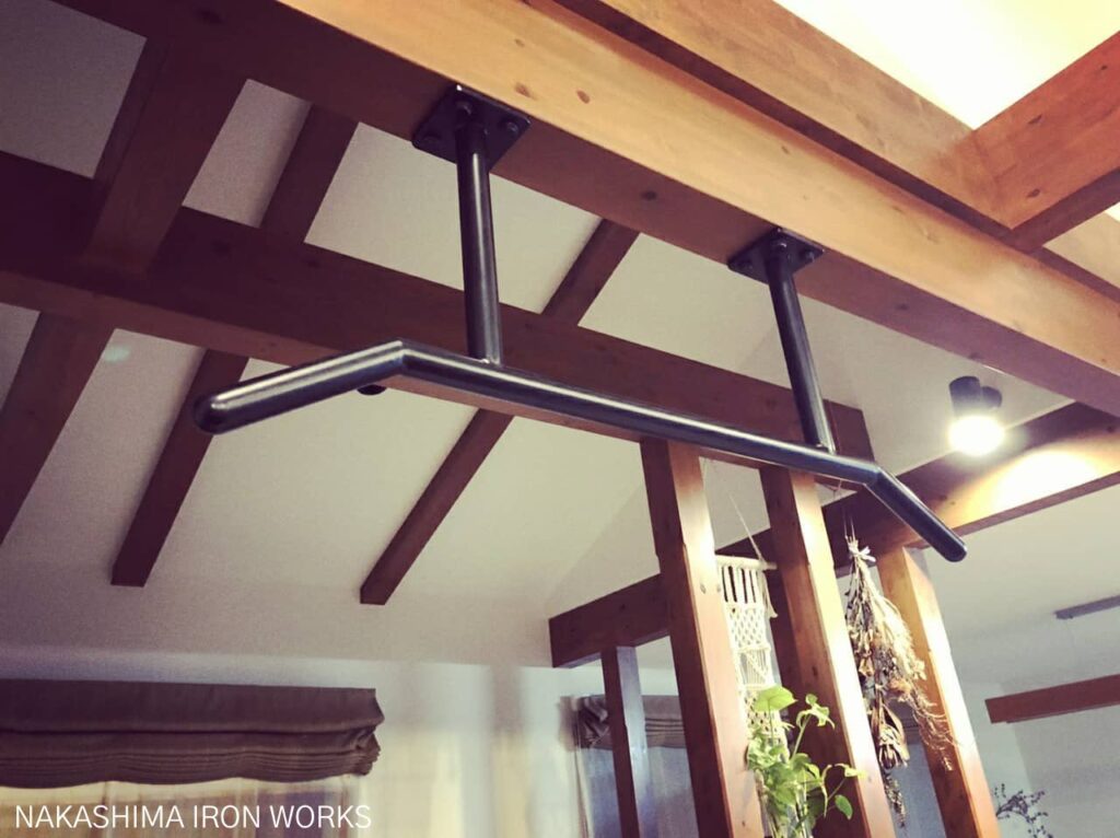 梁に直付けした逆Y型懸垂バーの設置例（複数グリップ対応・高強度）