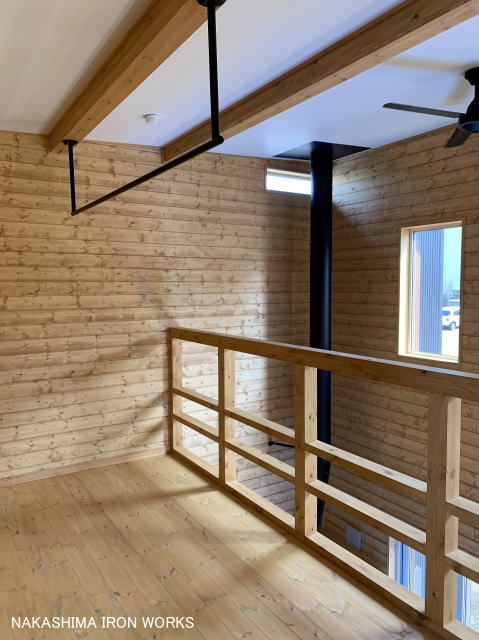 梁に固定した懸垂バー兼物干しバー｜吹き抜けで洗濯物を乾かす設置例