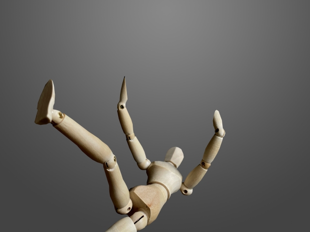 懸垂バーから落下する危険性をイメージした人形の写真