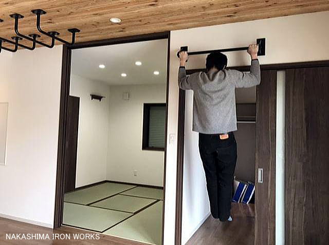 壁付け懸垂バーと雲梯を設置した室内トレーニングスペースの施工例