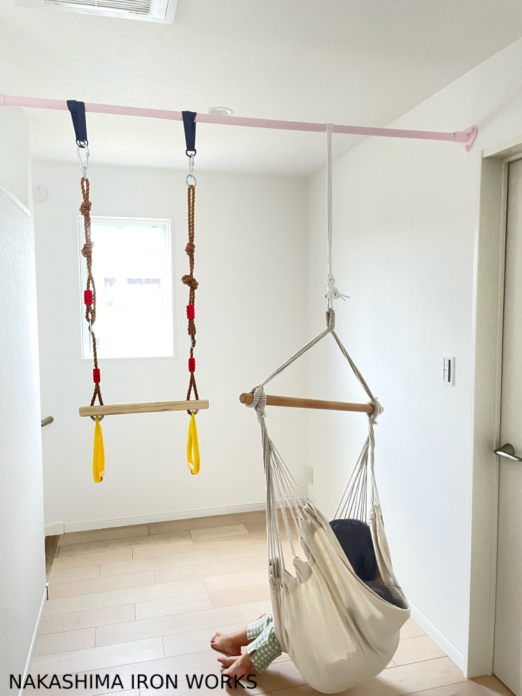柱位置に固定した懸垂バーにハンモックとブランコを取り付けた施工例（高強度カスタム仕様）