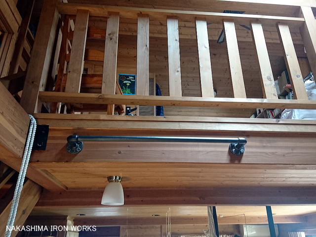 配管用鋼管を使用したアンティーク調の懸垂バー設置例（壁付けタイプ）