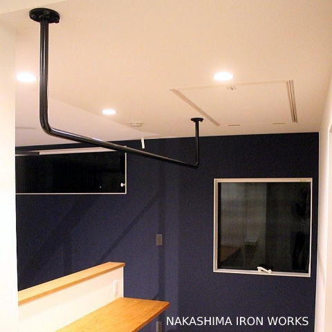 勉強スペースに設置した懸垂バー兼物干しバーの施工例（天井固定・室内トレーニング用途）