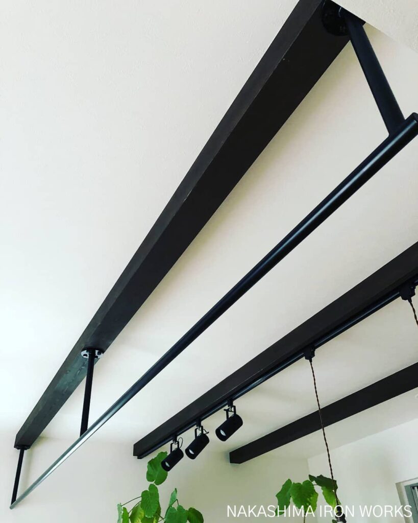 シンプルデザインで室内に馴染む懸垂バー兼物干しバーの設置例（天井固定タイプ）