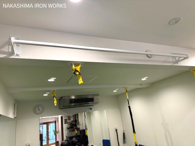 スポーツジムに設置した横幅の広い壁付け懸垂バーの施工例（複数人対応）