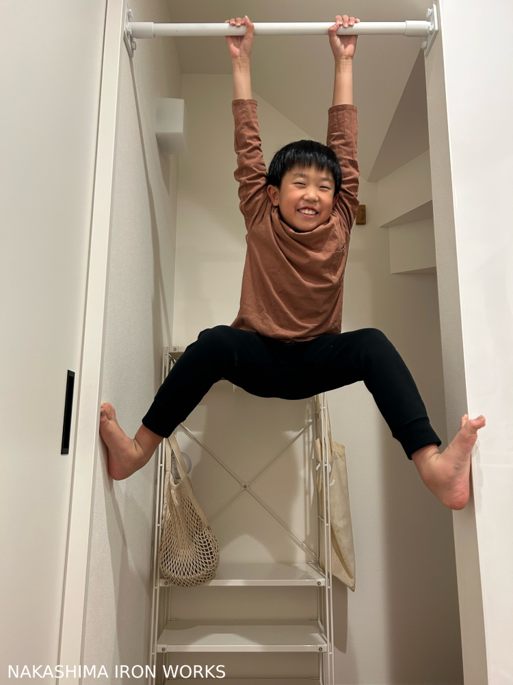 柱と柱の間に設置した懸垂バーの施工例（室内・省スペース設置）